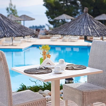 Alia Palace Hotel - Adults Only 16+ Calcídica Exterior foto A poolside table at a hotel