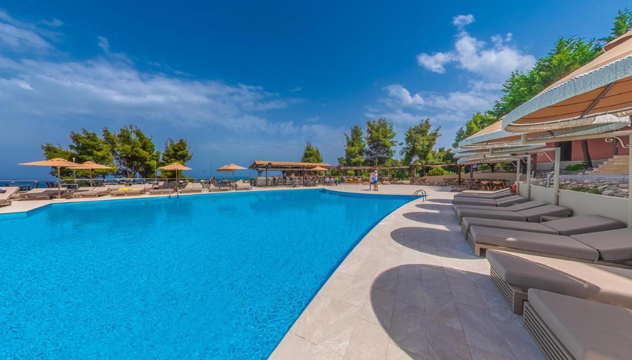 Alia Palace Hotel - Adults Only 16+ Calcídica Exterior foto The swimming pool at the hotel