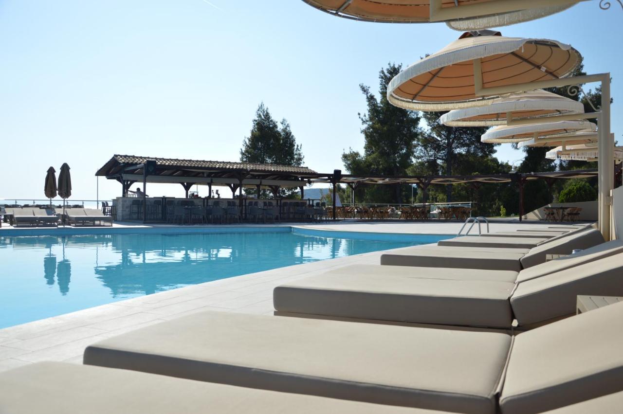 Alia Palace Hotel - Adults Only 16+ Calcídica Exterior foto The pool at the hotel
