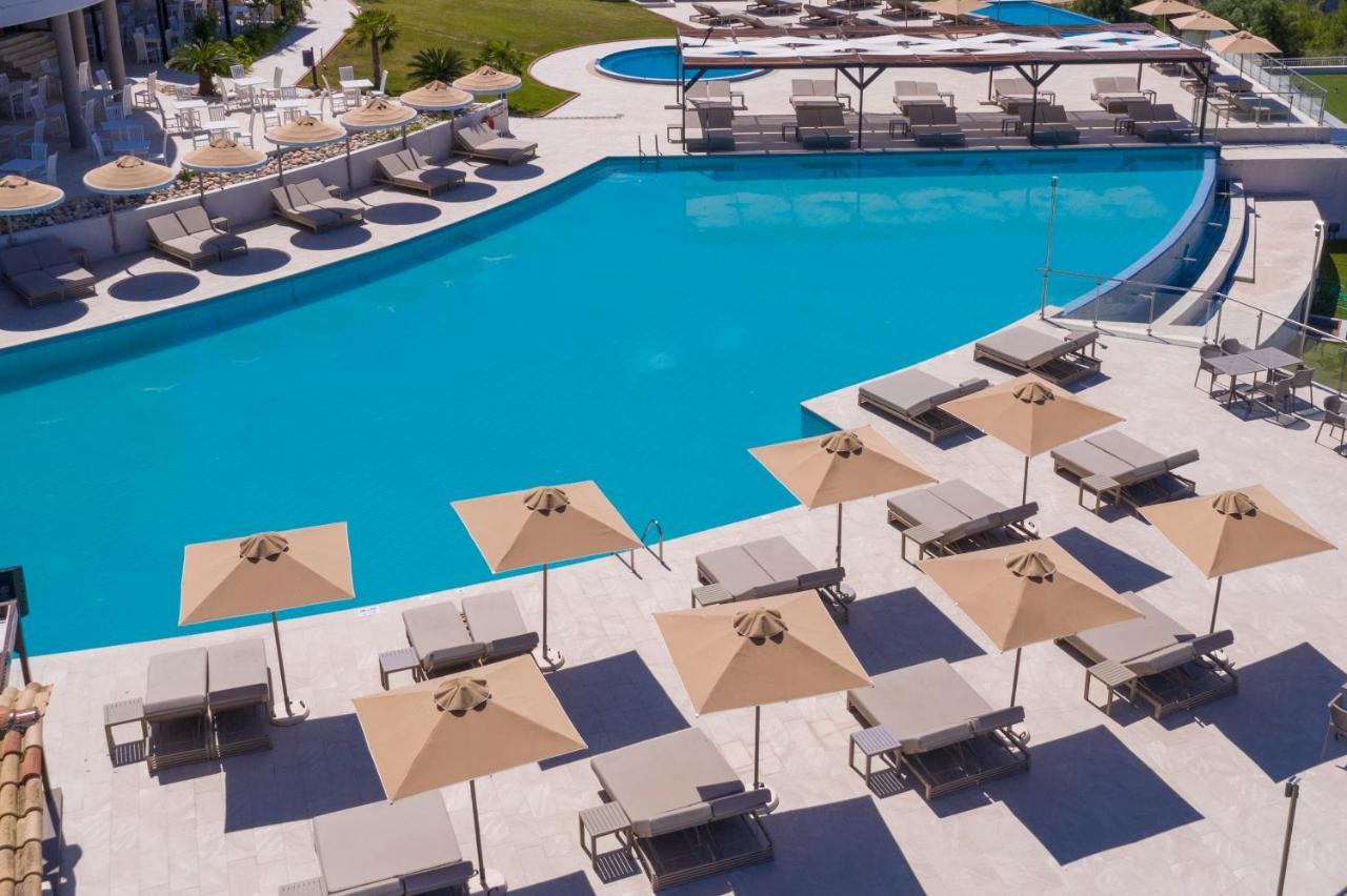 Alia Palace Hotel - Adults Only 16+ Calcídica Exterior foto The pool at the hotel