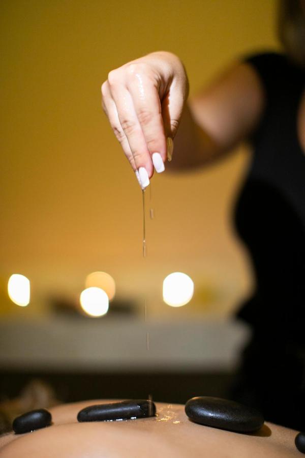 Alia Palace Hotel - Adults Only 16+ Calcídica Exterior foto A woman dripping oil on her hands