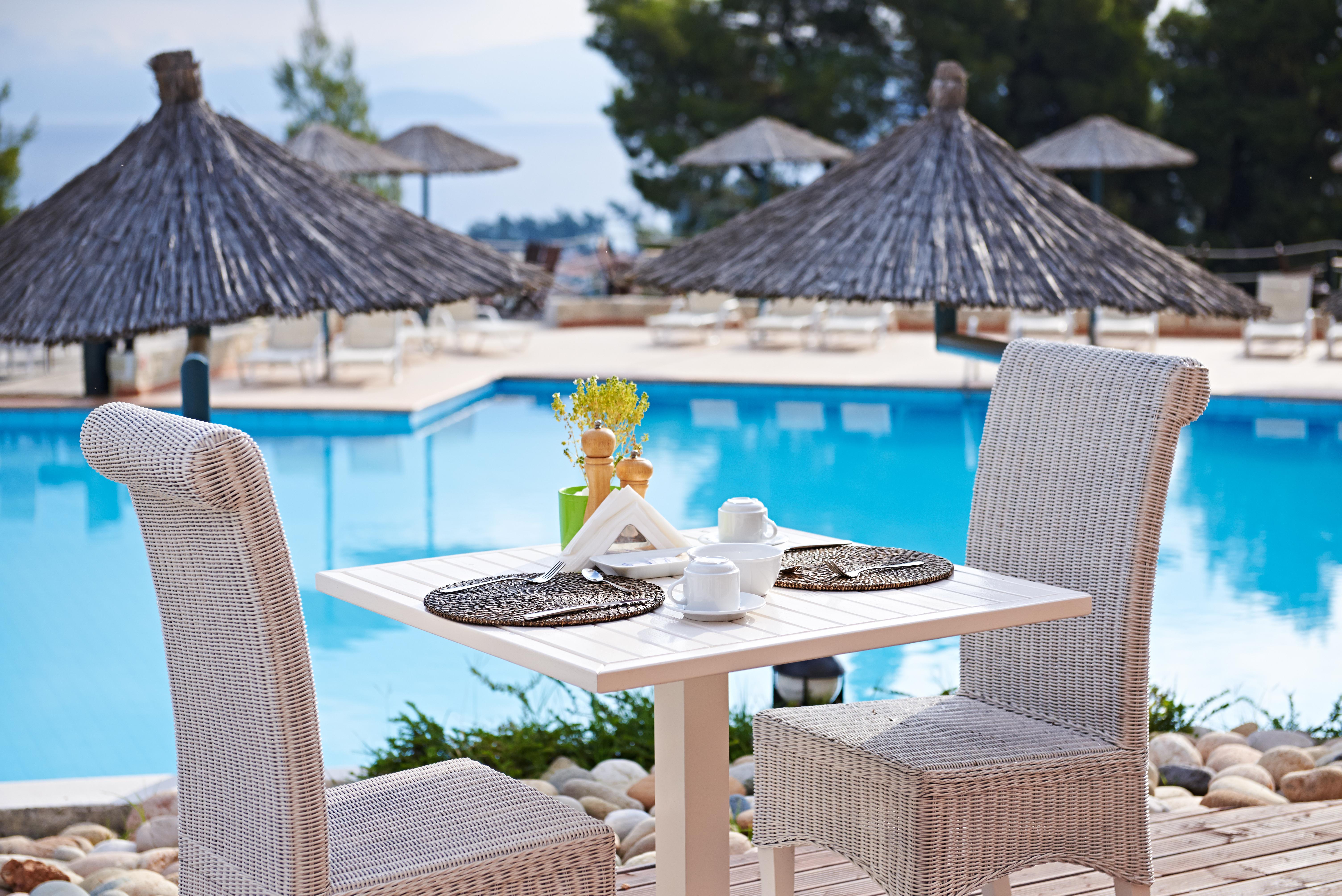 Alia Palace Hotel - Adults Only 16+ Calcídica Exterior foto A poolside table at a hotel