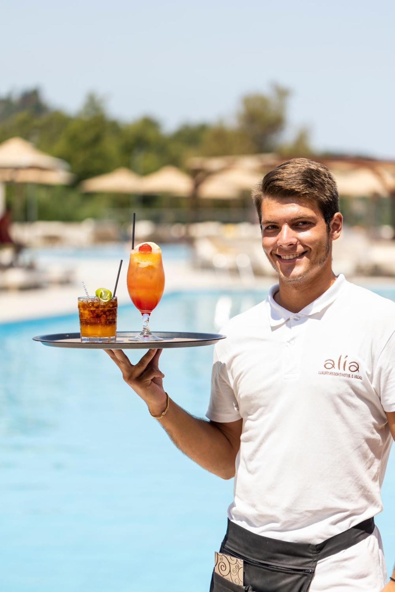 Alia Palace Hotel - Adults Only 16+ Calcídica Exterior foto A waiter serving drinks