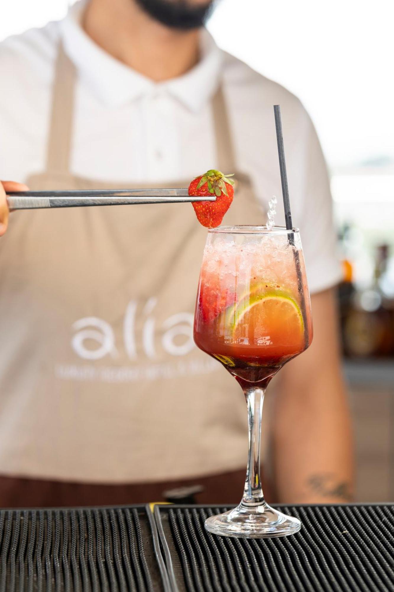 Alia Palace Hotel - Adults Only 16+ Calcídica Exterior foto A strawberry being placed on a strawberry bellini