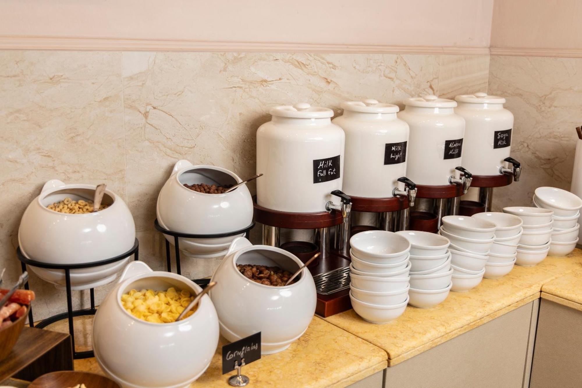 Alia Palace Hotel - Adults Only 16+ Calcídica Exterior foto A selection of teas at a buffet