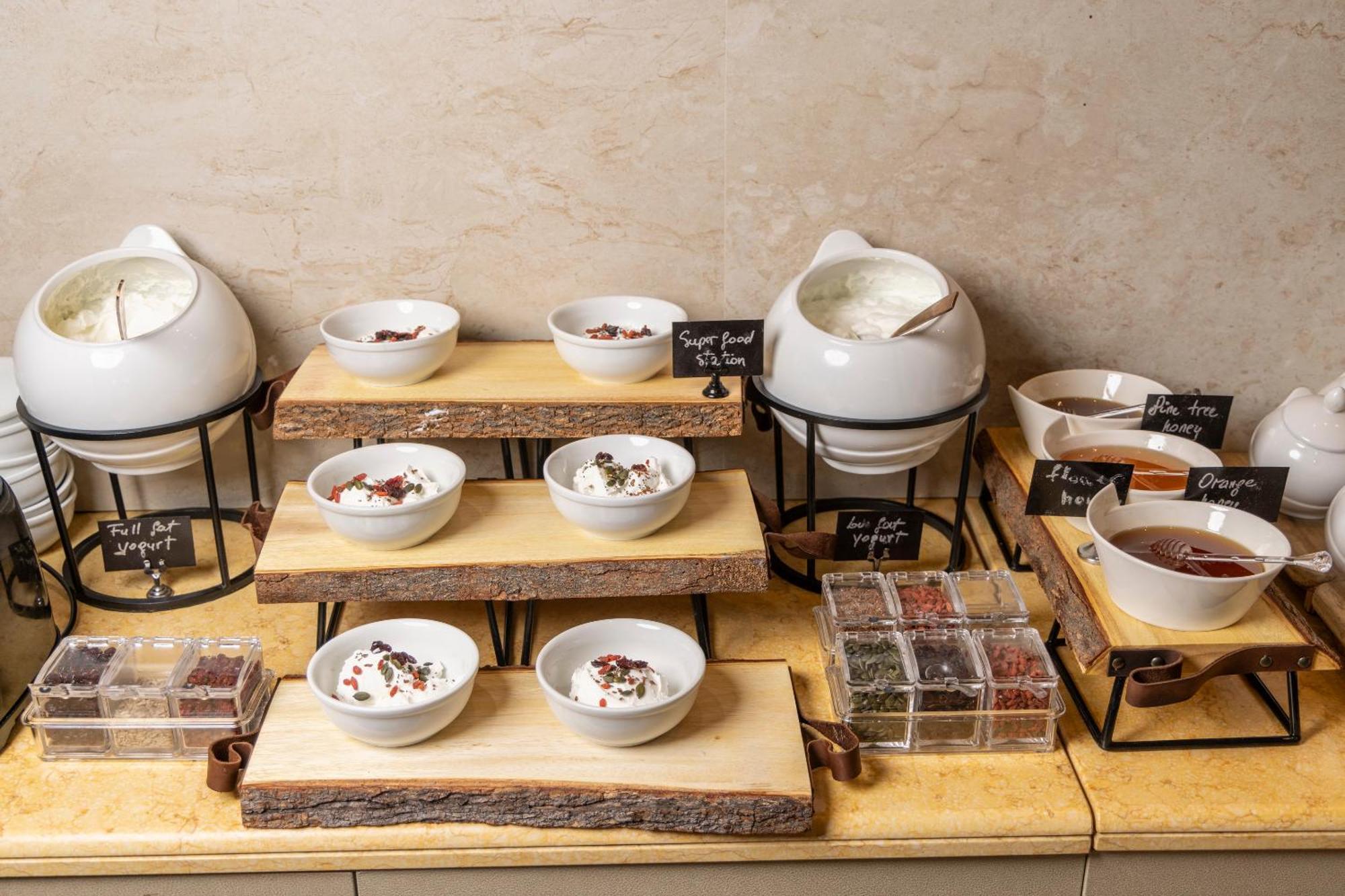Alia Palace Hotel - Adults Only 16+ Calcídica Exterior foto A selection of teas at a buffet