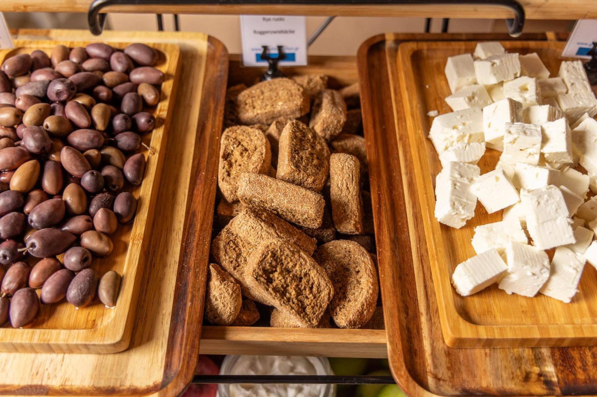 Alia Palace Hotel - Adults Only 16+ Calcídica Exterior foto Feta cheese with olives and halva